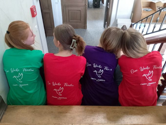 Eine Frau sieht auf eine Wand voller Fotos